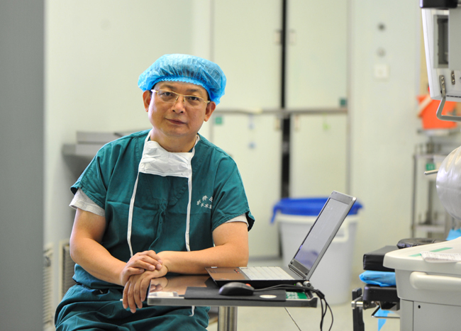 记"全国十大杰出青年"第三军医大学肖颖彬教授