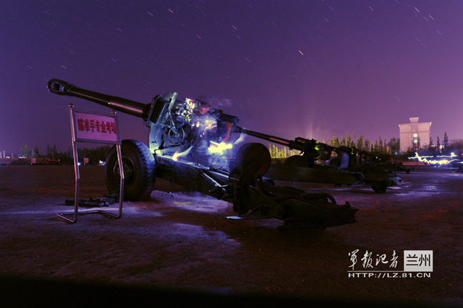 兰州军区某炮兵团组织夜间考核检验夜训效益