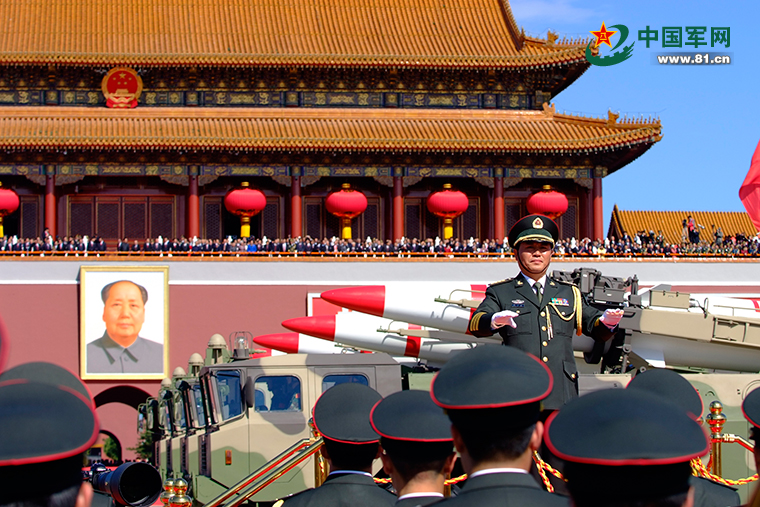 张治荣在2009年国庆阅兵式上指挥联合军乐团演奏. 孙晓萌 摄