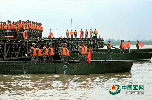 广州军区某舟桥旅出动舟桥装备将架设浮桥直通沉船现场