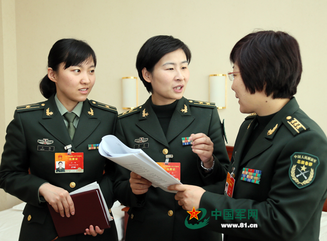 两会"半边天":特写军队女代表委员