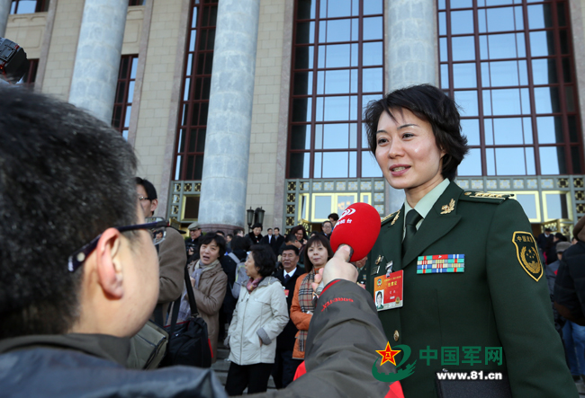 两会"半边天":特写军队女代表委员