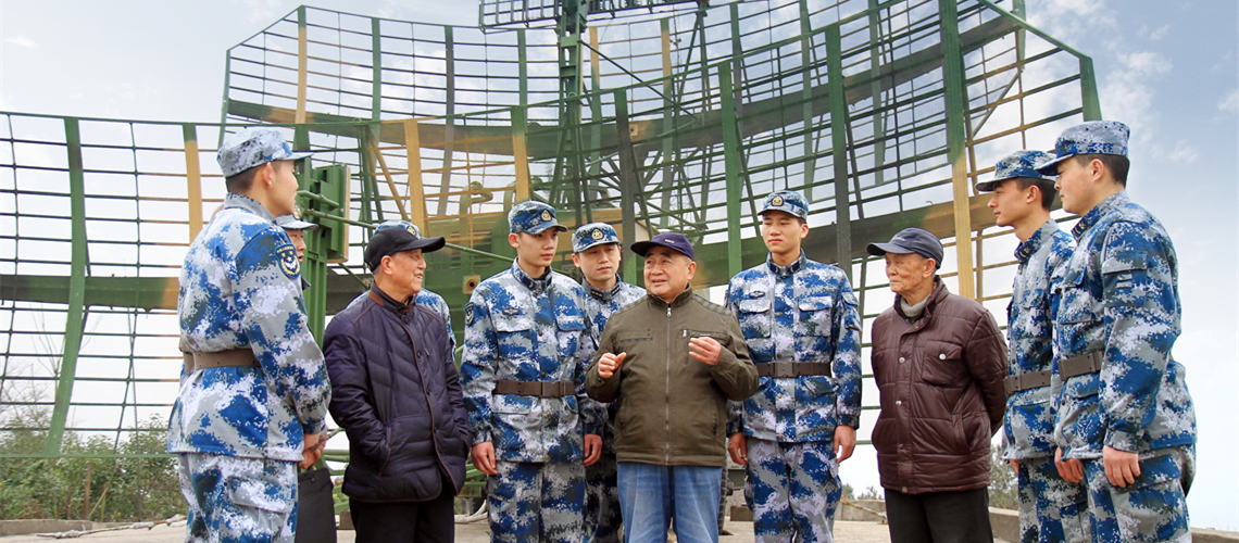 报告团成员毛兰成,高斌,陈永先到高山雷达站讲述我军改革历程