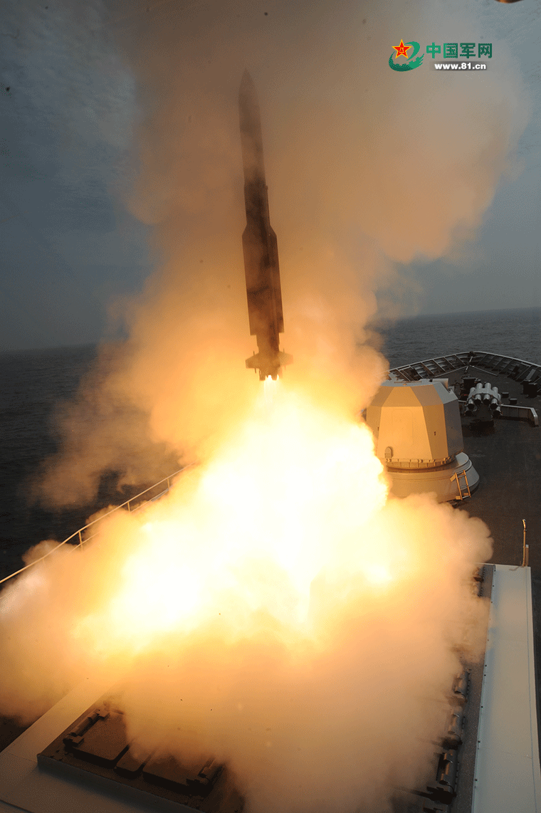 新型护卫舰发射防空导弹
