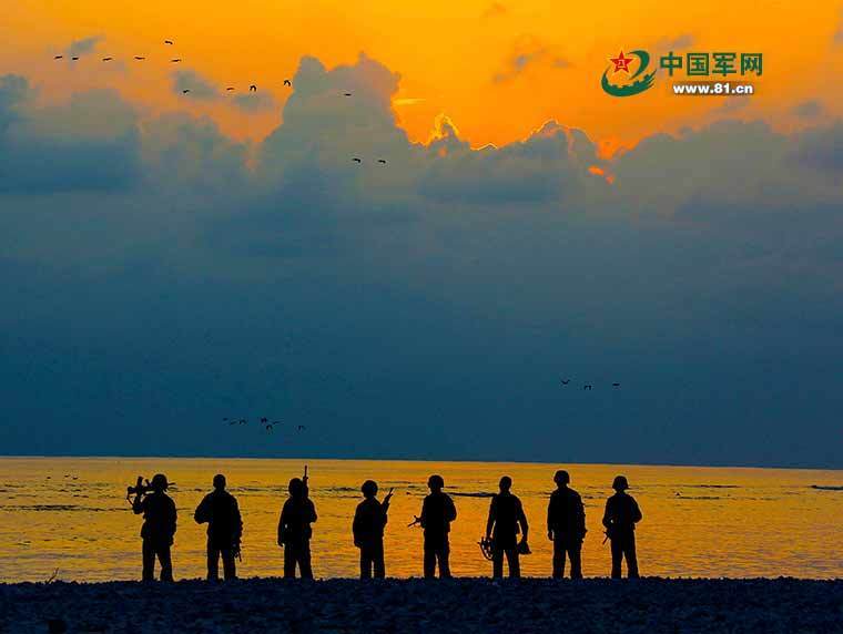 西沙官兵向国旗和党旗宣誓