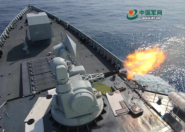 新型驱逐舰副炮射击