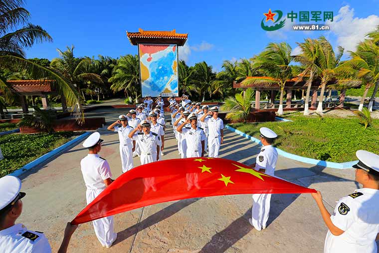 西沙官兵向国旗和党旗宣誓