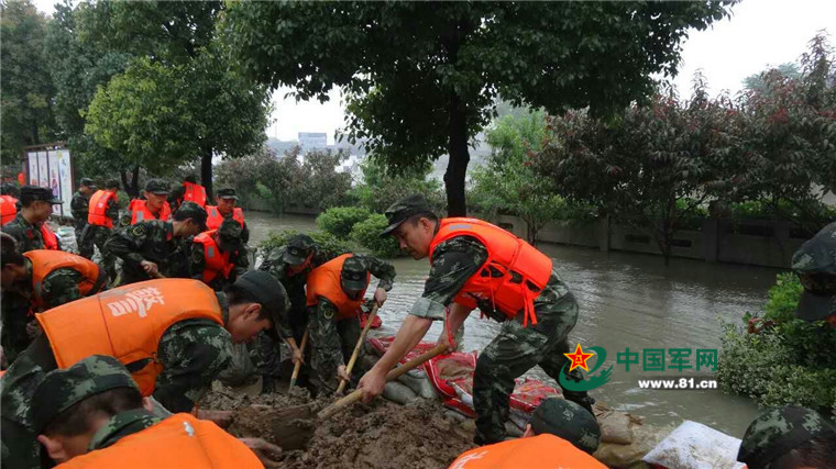 分秒必争武警8690部队紧急突击抢救漳河险段