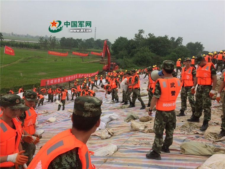 分秒必争武警8690部队紧急突击抢救漳河险段