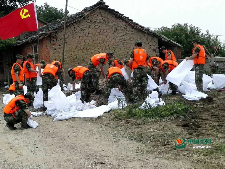 武警8690部队用科学方法巩固堤坝,接连排除多个险情
