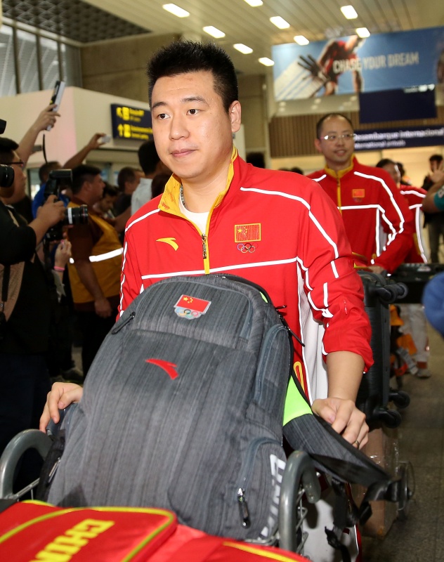 7月28日,中国射击队选手庞伟抵达里约国际机场.