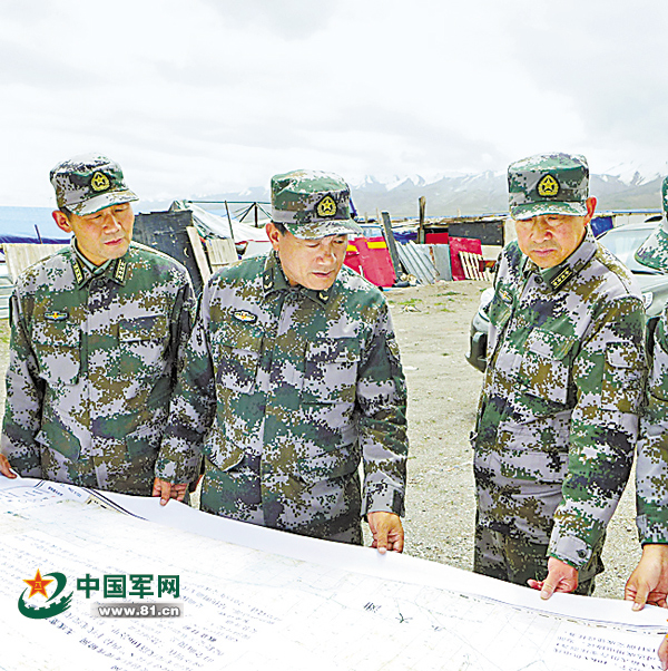 昂旺索南代表(左二)调研部队营区建设情况.