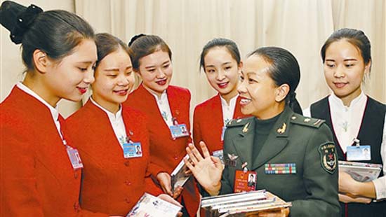 布依族军队人大代表向京西宾馆女服务员们赠专辑