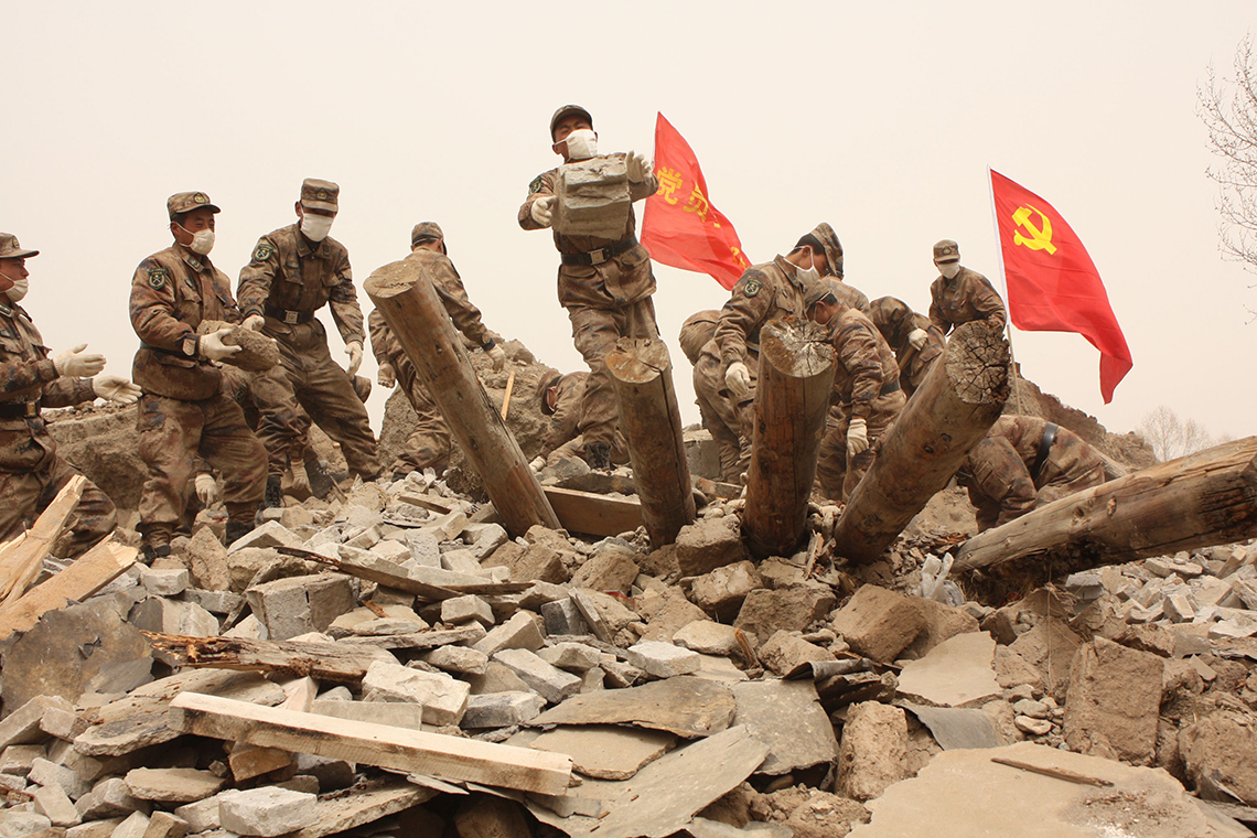 图为2010年5月,玉树抗震救灾期间,党员突击队奋力抢险救灾.包林涛摄