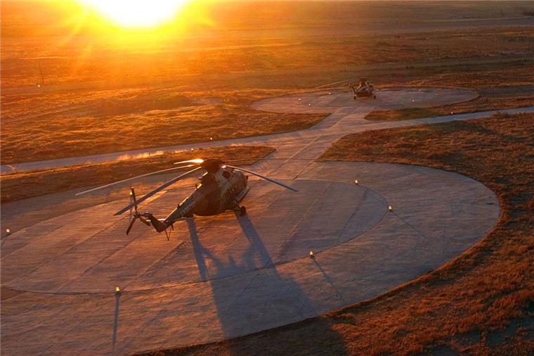 11月16日,神舟十一号载人飞船返回任务空中搜救分队的直升机转场至