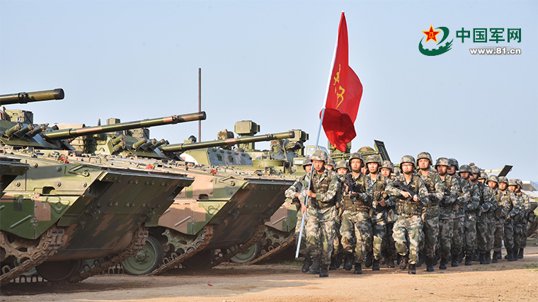 官兵高擎英勇胜利旗帜载誉而归