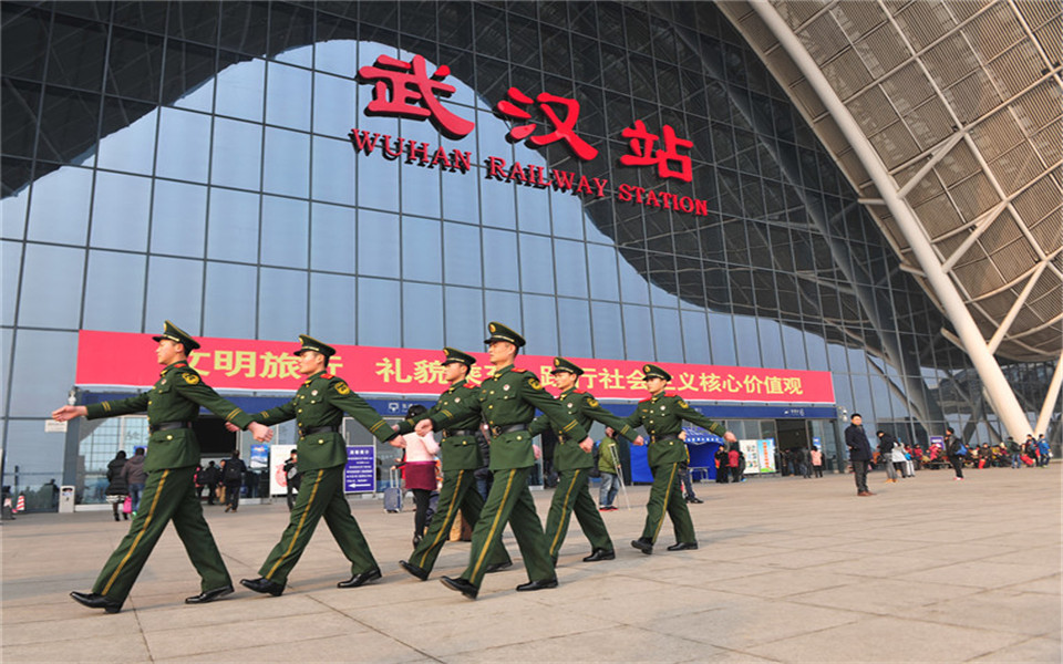 武警战士们在武汉火车站广场巡逻