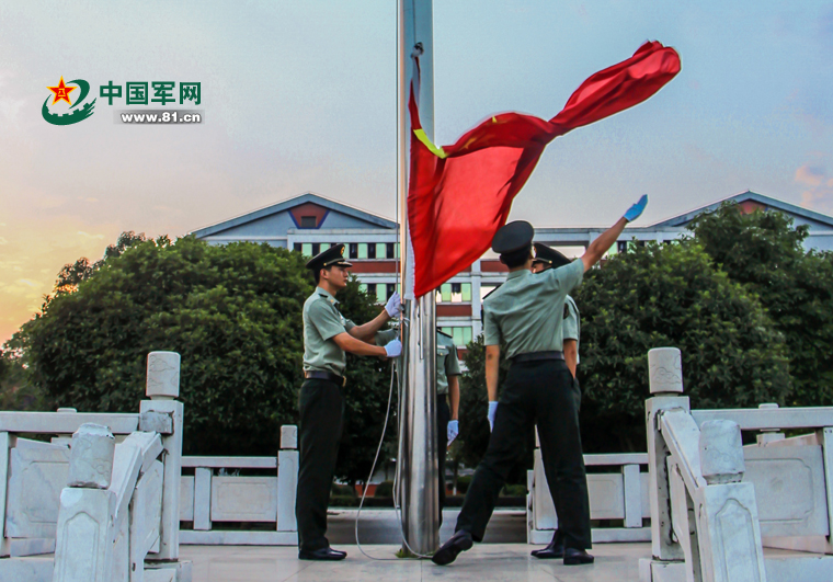 长沙国防科大,由学员组成的护旗方队将国旗升起.吕炳宏 摄