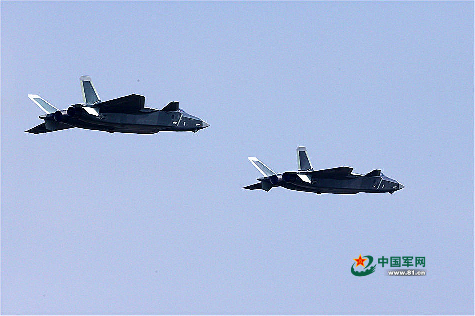 惊艳歼20双机编队云端起舞