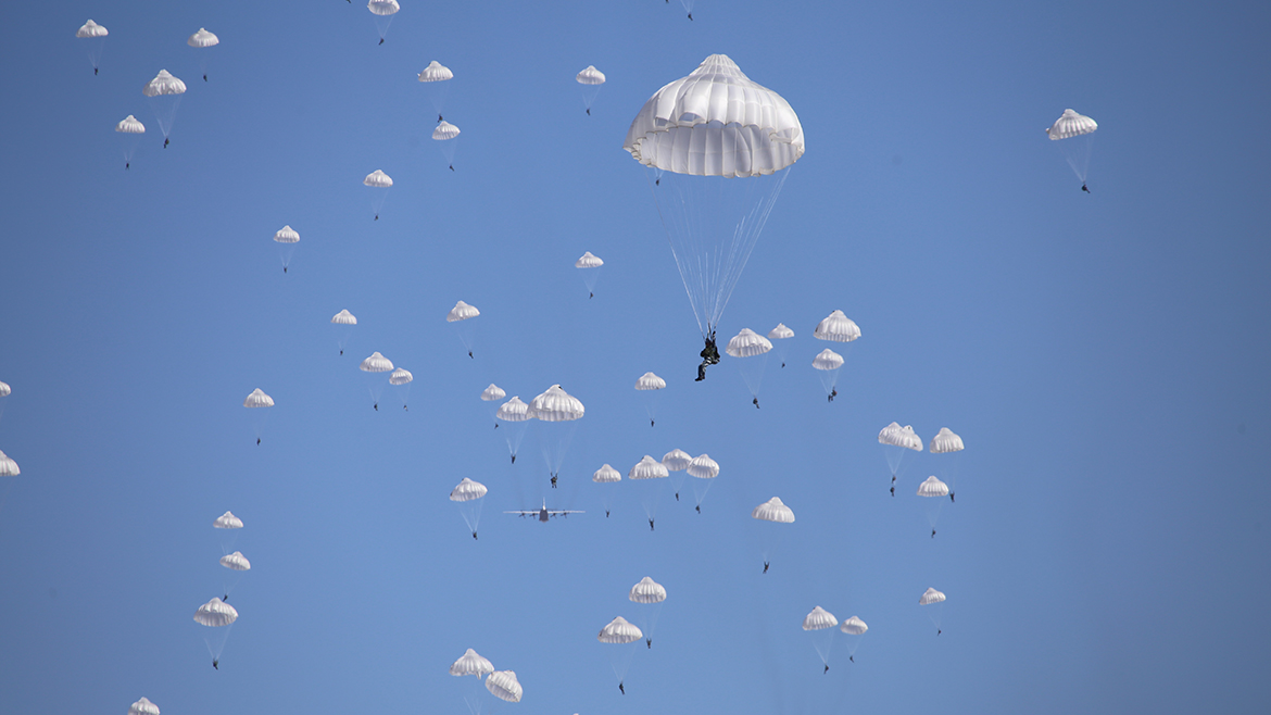 记空降兵某旅"黄继光连"指导员余海龙 - 中国军网