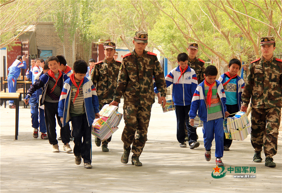 武警部队强军图集用真情诠释爱民为民