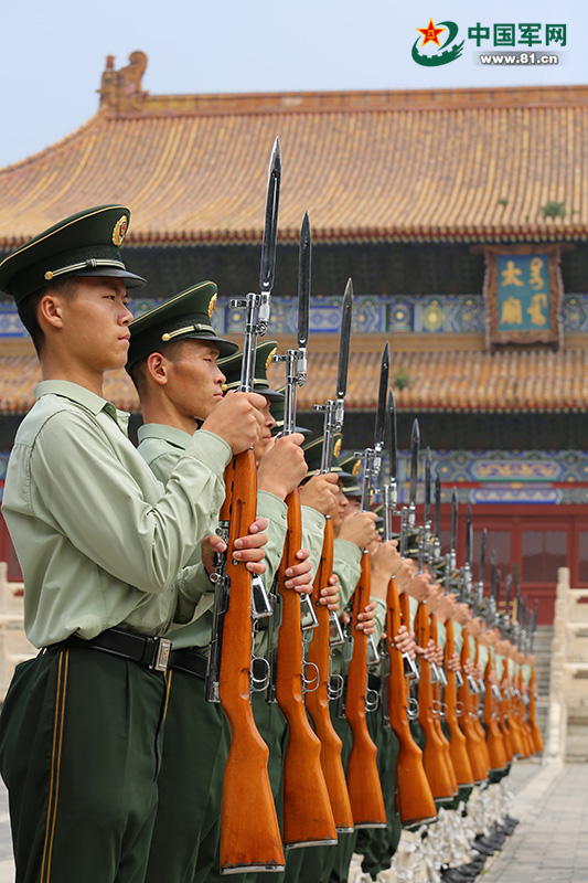 图为国旗护卫队员日常训练 牛成浩摄