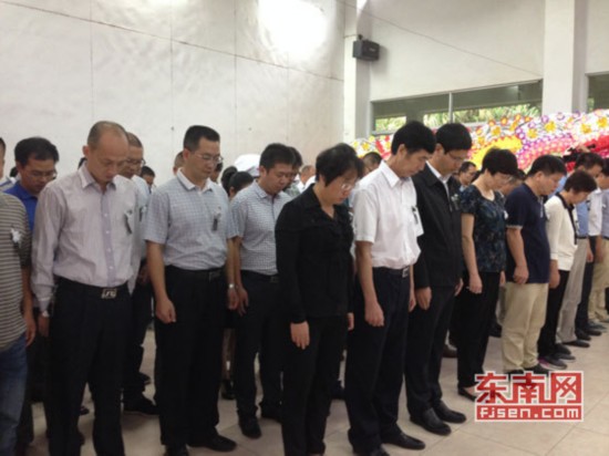 古田县委书记钟昌华及市县有关部门单位领导纷纷来到周炳耀的家中探望