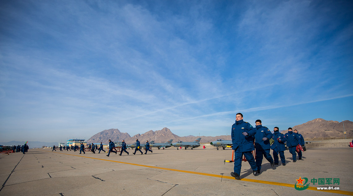 强军dna20有机务兵在战机就不怕冷了
