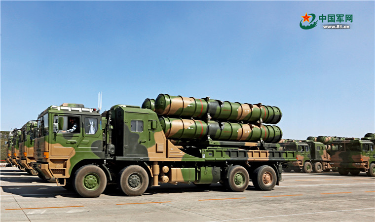 地空导弹方队红旗-9b和红旗-22两型地空导弹,是我国自行研制的全天候