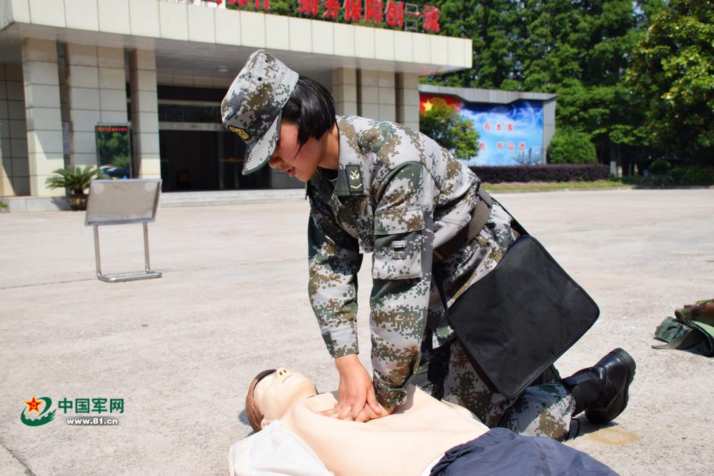 图为女兵卫生员对"伤员"进行心肺复苏. 崔万刚摄