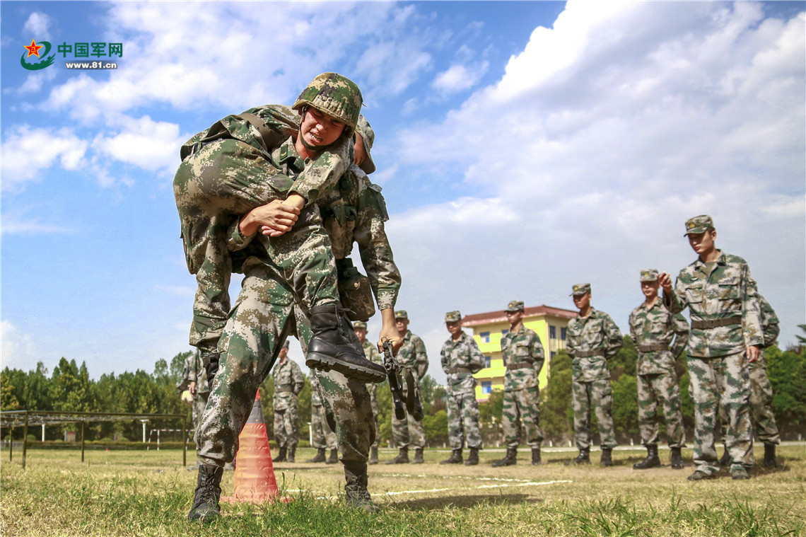 训练场上一连官兵一往无前