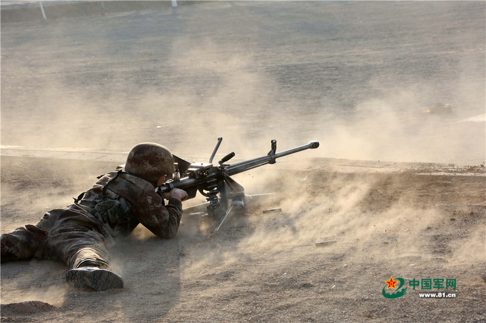 冬训重高机枪夕阳下射击场景美如画