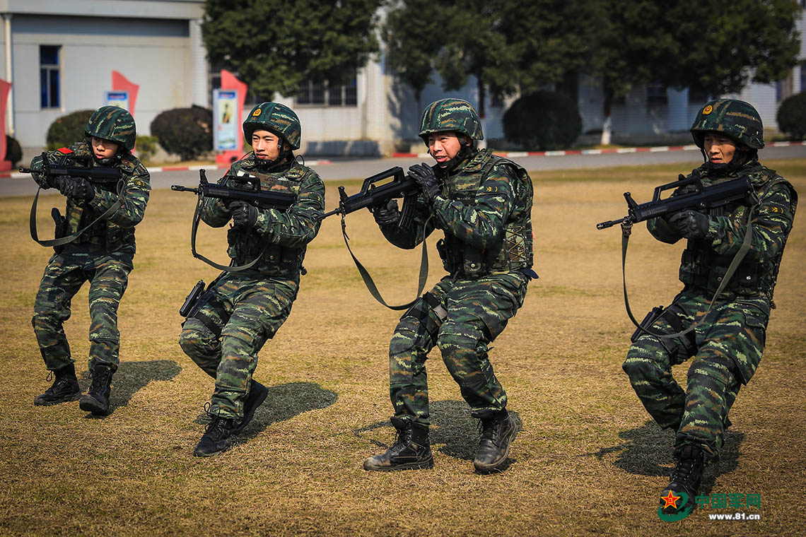 武警宁波支队机动分队针对春运期间担负的执勤任务,从难从严开展反恐