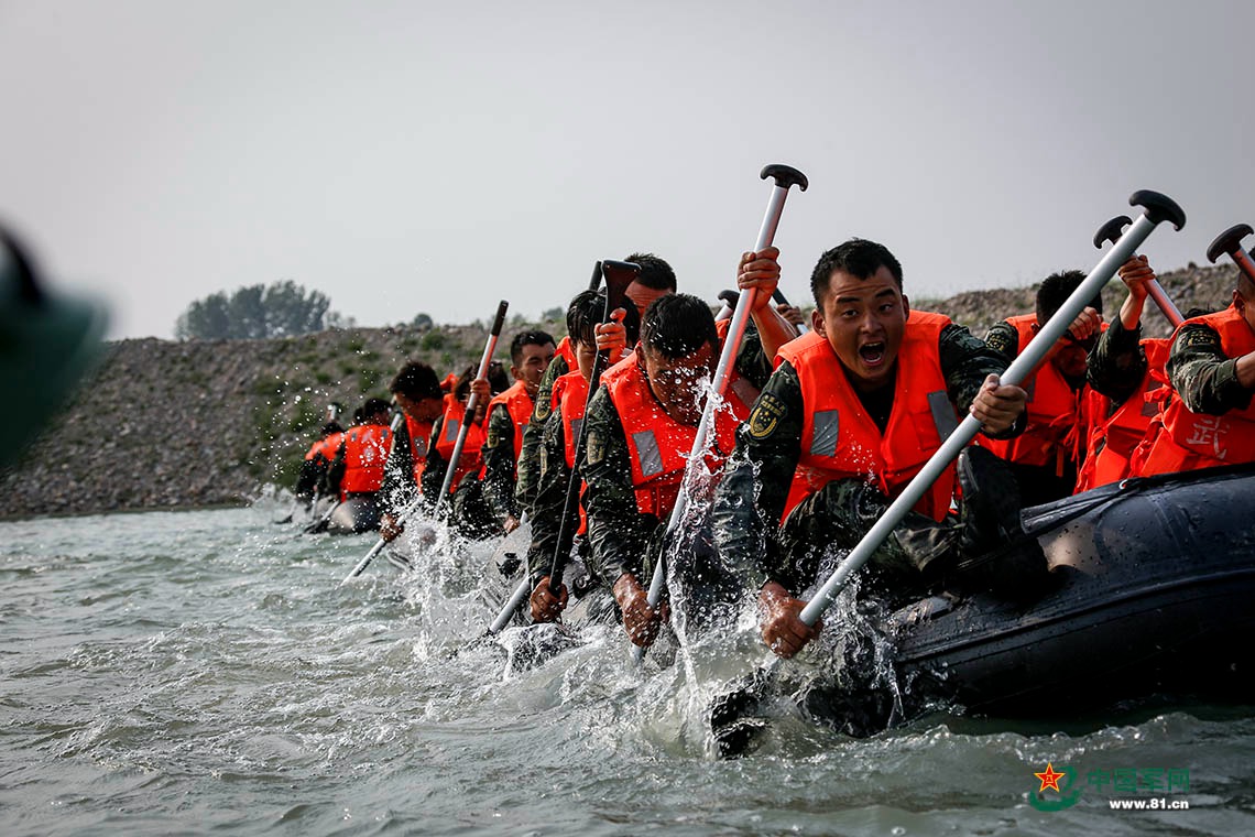 特战队员奋力划桨.冯开华 摄