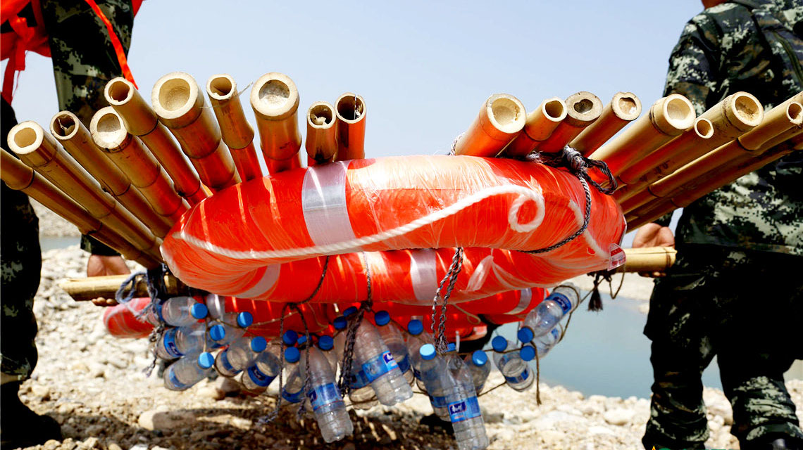 矿泉水瓶能干啥?特战队员可以拿它来做"船"