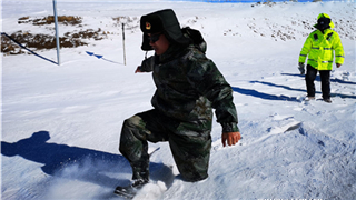 暴风雪袭击西藏错那 边防官兵救出3名被困群众