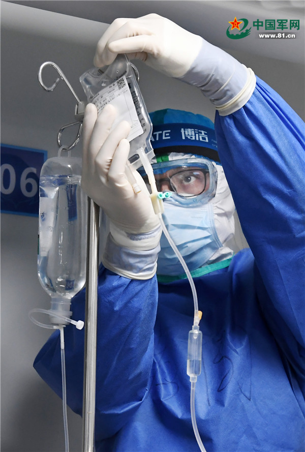 镜头下的一线医护人员|15个昼夜的忙碌,挽救一个个生命