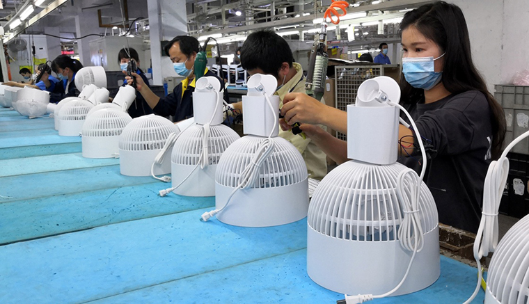 3月2日,深圳市一家企业的工人在生产车间加工电风扇零部件.