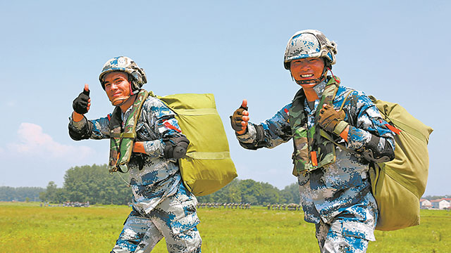伞花绽放！空降兵某旅组织春季入伍新兵首次进行跳伞训练