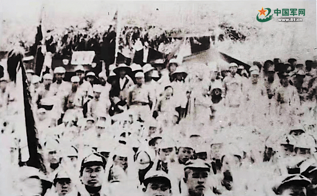 红15军团庆祝直罗镇战役胜利大会合影.资料图片