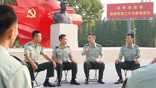 陆军工程大学“星火”理论宣讲服务政治教员群体成员卢伟（右二）在“王克勤连”与基层官兵座谈