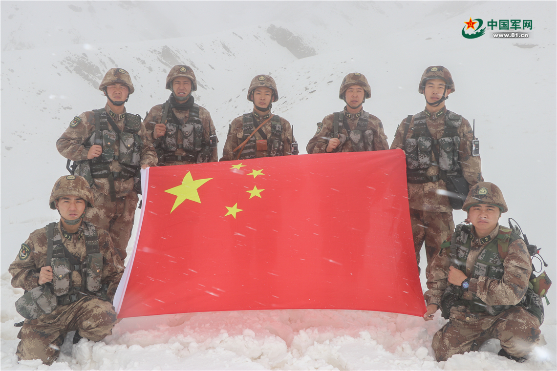 险!高原边防官兵这样冒雪巡逻