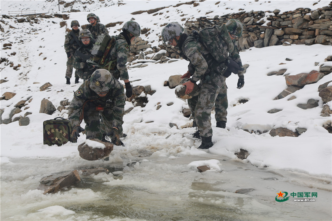 在风雪中巡逻有多艰险?这群边防战士知道