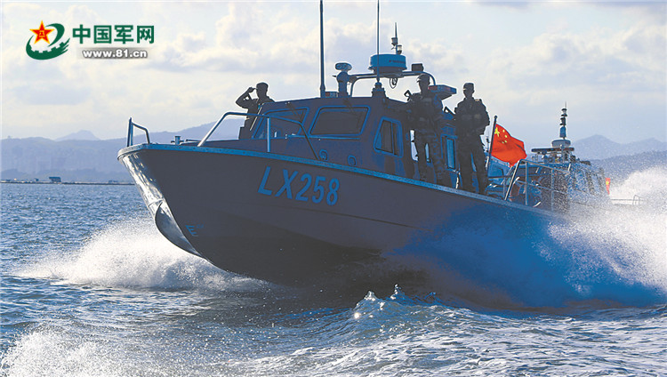 南部战区陆军某边防旅官兵驾艇出航展开水上巡逻.周彬宇摄