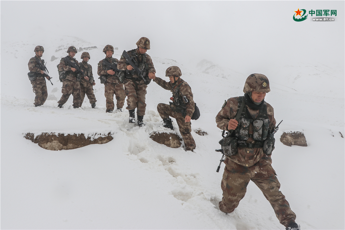高原边防官兵这样冒雪巡逻 - 中国军网
