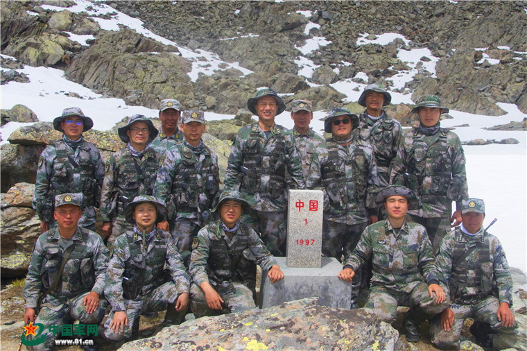 徐明远摄"边防军人因使命而崇高,守卫让界碑更加庄严,守卫在这里我