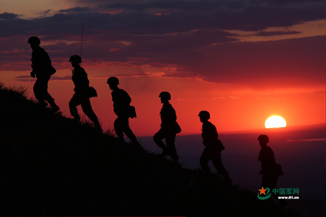 剪影|光影中他们戍边卫国的模样 - 中国军网