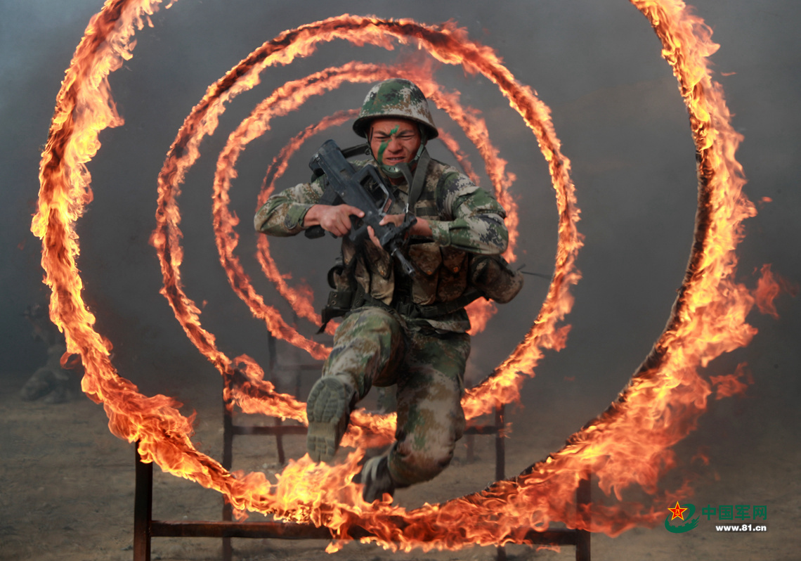 穿越火障训练,培育官兵敢打硬拼的战斗精神.课后,学员们展开讨论交流.