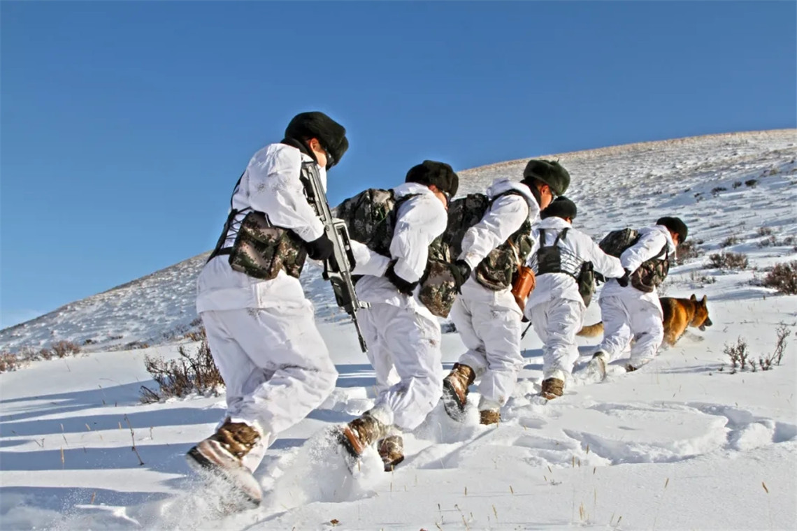 守卫着祖国边关的安宁守防官兵们战严寒,踏雪巡边新疆军区阿吾斯奇