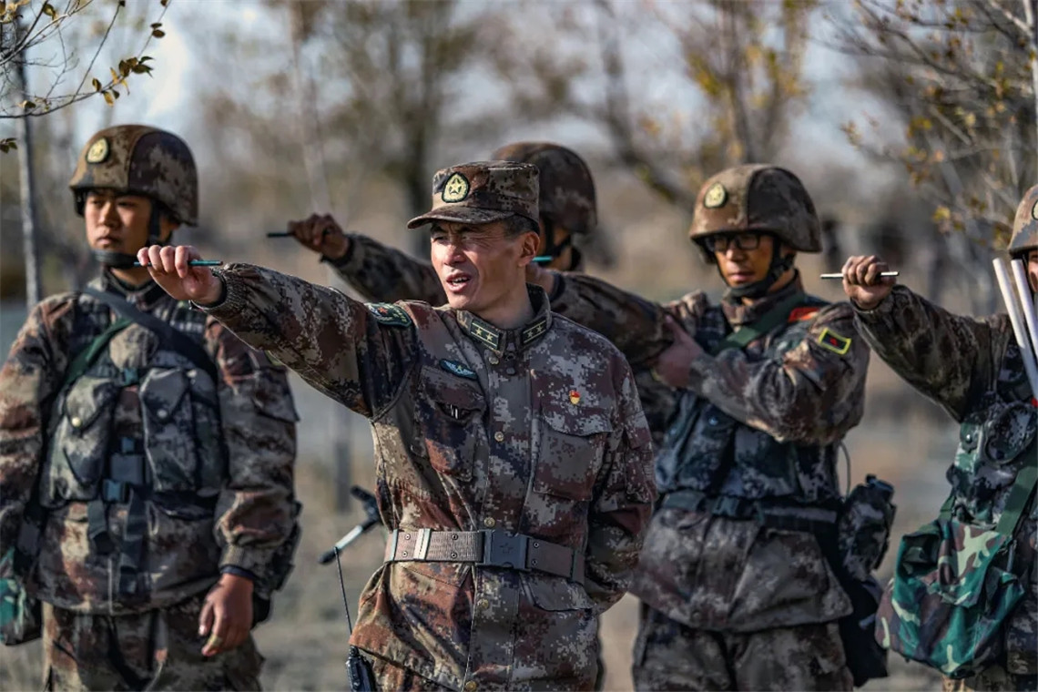 荒野戈壁,看新兵如何展示"十八般武艺" - 中国军网